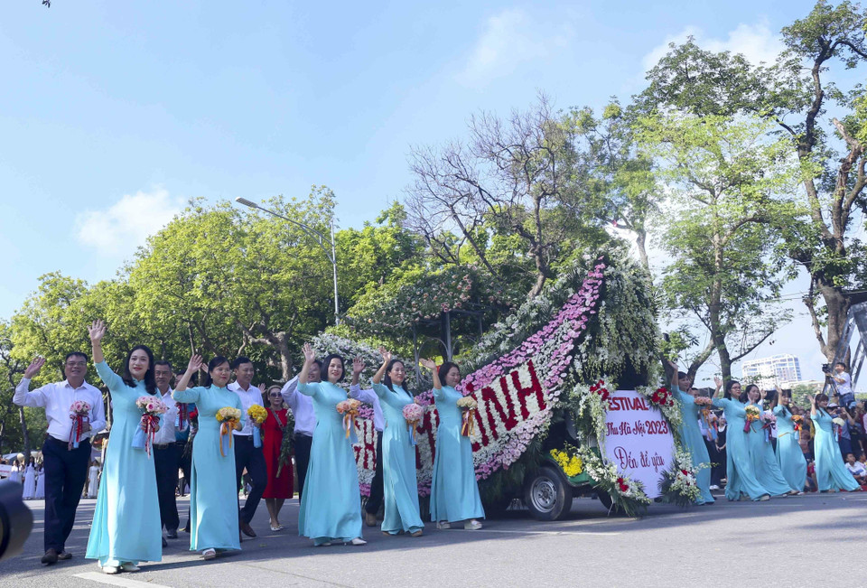 Đoàn diễu hành của huyện Mê Linh (Hà Nội). (Ảnh: Tuấn Đức/TTXVN)