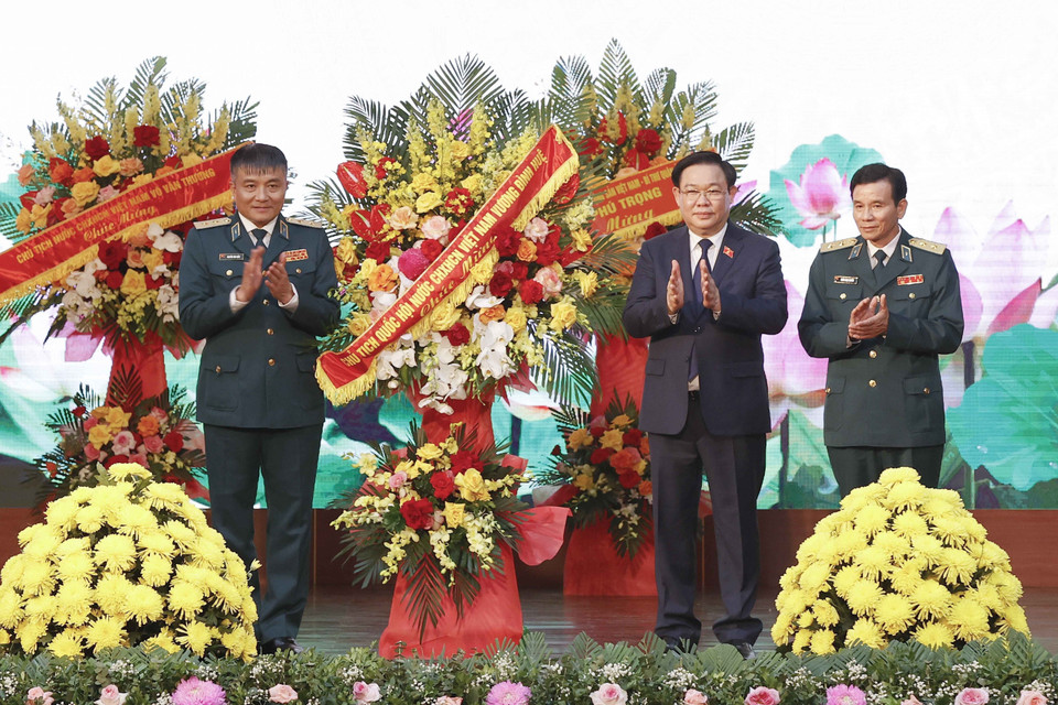 Chủ tịch Quốc hội Vương Đình Huệ chúc mừng Quân chủng Phòng không-Không quân. (Ảnh: Doãn Tấn/TTXVN)