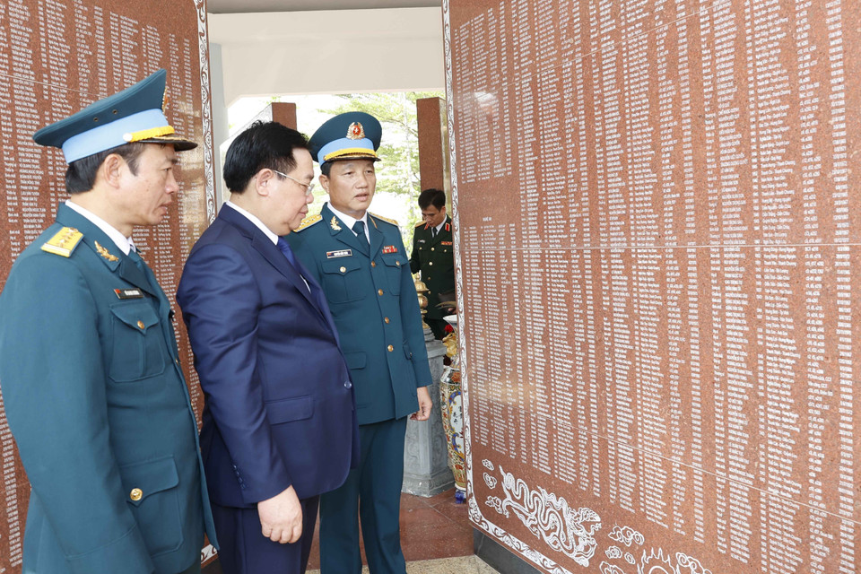 Chủ tịch Quốc hội Vương Đình Huệ xem bia ghi danh các Anh hùng Liệt sỹ của Quân chủng Phòng không-Không quân. (Ảnh: Doãn Tấn/TTXVN)