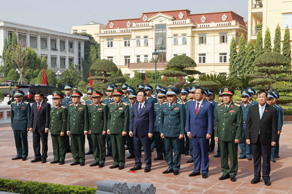 Chủ tịch Quốc hội Vương Đình Huệ và đại biểu tưởng niệm Chủ tịch Hồ Chí Minh tại Quân chủng Phòng không-Không quân. (Ảnh: Doãn Tấn/TTXVN)