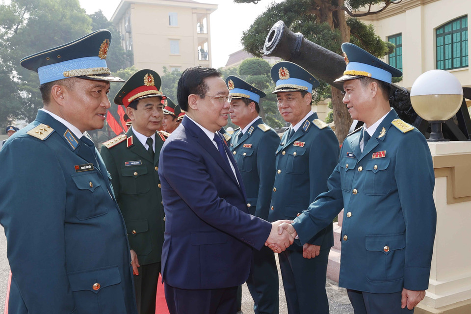 Chủ tịch Quốc hội Vương Đình Huệ với Lãnh đạo Quân chủng Phòng không-Không quân. (Ảnh: Doãn Tấn/TTXVN)