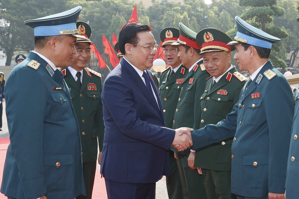 Chủ tịch Quốc hội Vương Đình Huệ với Lãnh đạo Quân chủng Phòng không-Không quân. (Ảnh: Doãn Tấn/TTXVN)