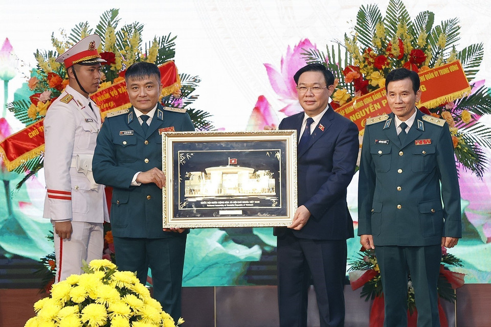 Chủ tịch Quốc hội Vương Đình Huệ tặng vật phẩm lưu niệm cho Quân chủng Phòng không-Không quân. (Ảnh: Doãn Tấn/TTXVN)