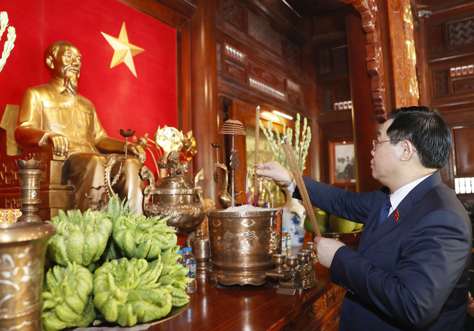 Chủ tịch Quốc hội Vương Đình Huệ dâng hương tưởng niệm Chủ tịch Hồ Chí Minh. (Ảnh: Doãn Tấn/TTXVN)