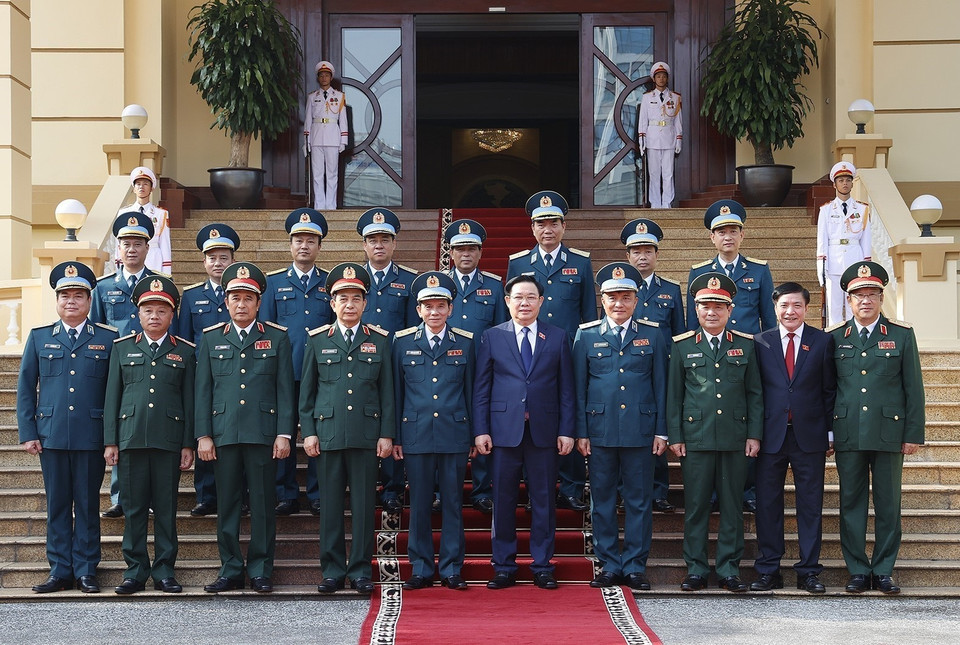 Chủ tịch Quốc hội Vương Đình Huệ với lãnh đạo Bộ Quốc phòng và Quân chủng Phòng không-Không quân. (Ảnh: Doãn Tấn/TTXVN)