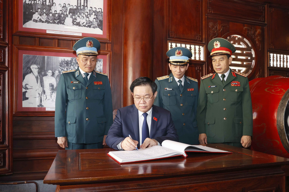 Chủ tịch Quốc hội Vương Đình Huệ viết lưu bút tại Bộ Tư lệnh Quân chủng Phòng không-Không quân. (Ảnh: Doãn Tấn/TTXVN)