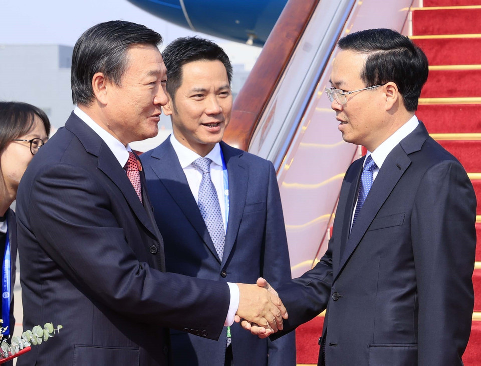 Bộ trưởng Bộ Nhà ở và Xây dựng Đô thị, Nông thôn Trung Quốc Nghê Hồng đón Chủ tịch nước Võ Văn Thưởng tại Sân bay Bắc Kinh. (Ảnh: Thống Nhất/TTXVN)