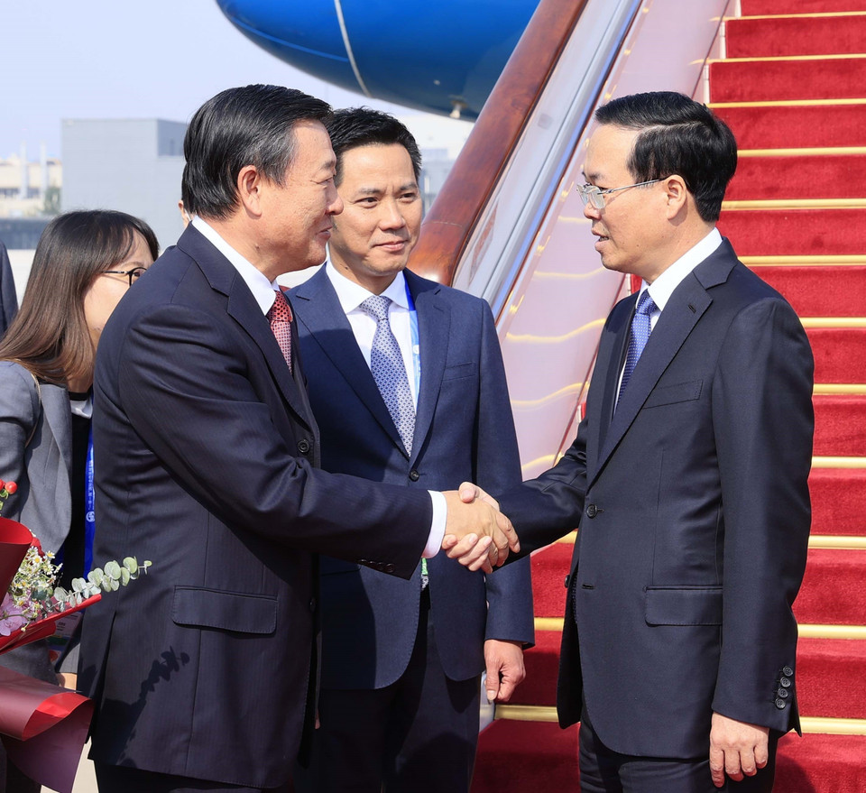 Sáng 17/10/2023, Chủ tịch nước Võ Văn Thưởng dẫn đầu Đoàn Đại biểu Cấp cao Việt Nam đến Thủ đô Bắc Kinh, Trung Quốc, bắt đầu tham dự Diễn đàn Cấp cao Hợp tác Quốc tế "Vành đai và Con đường" lần thứ ba. (Ảnh: Thống Nhất/TTXVN)