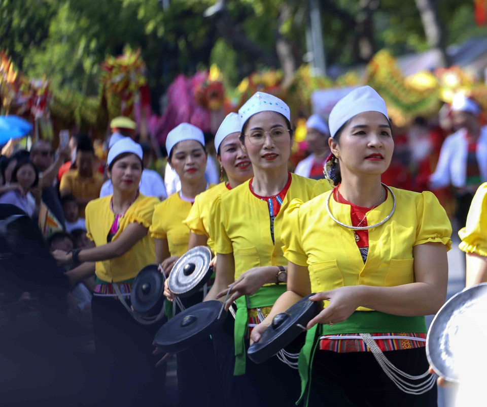 Đoàn diễu hành biểu diễn cồng chiêng, văn hóa đồng bào Mường. (Ảnh: Tuấn Đức/TTXVN)