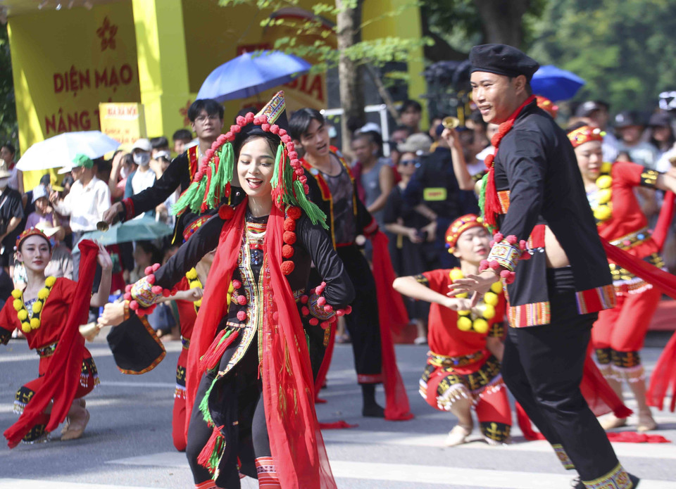 Đoàn diễu hành múa nghệ thuật Vũ điệu trên Mây. (Ảnh: Tuấn Đức/TTXVN)