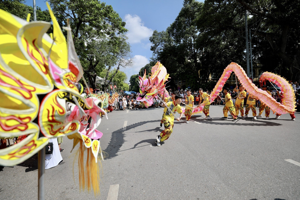 Màn múa rồng đặc sắc tại chương trình. (Ảnh: Nhật Anh/TTXVN)