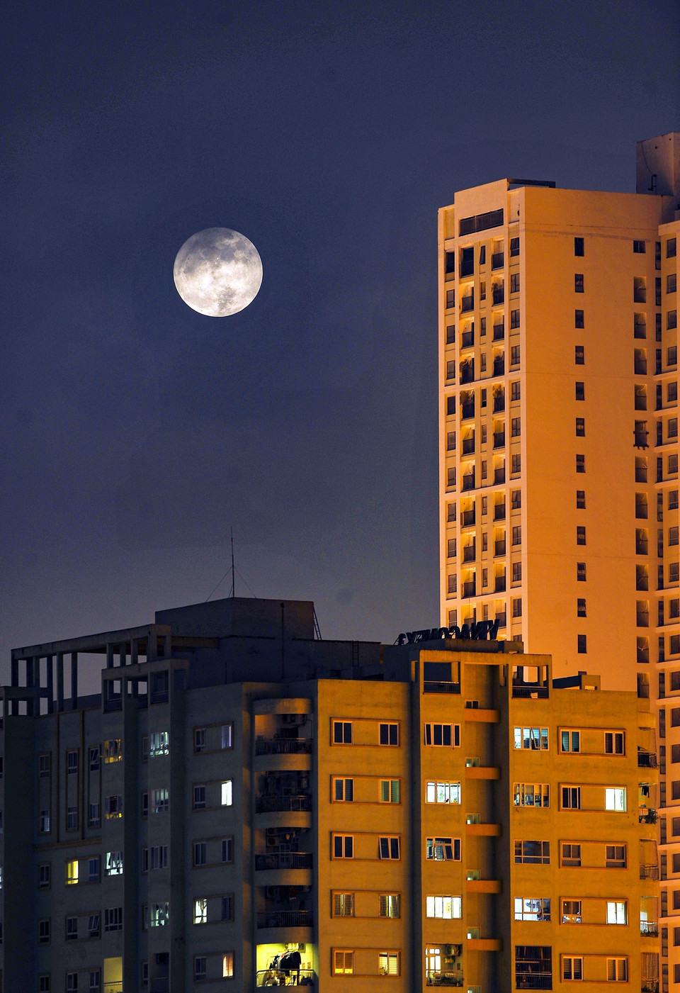 Siêu Trăng cuối cùng của năm 2023 trên bầu trời Hà Nội. (Ảnh: Minh Đức/TTXVN)