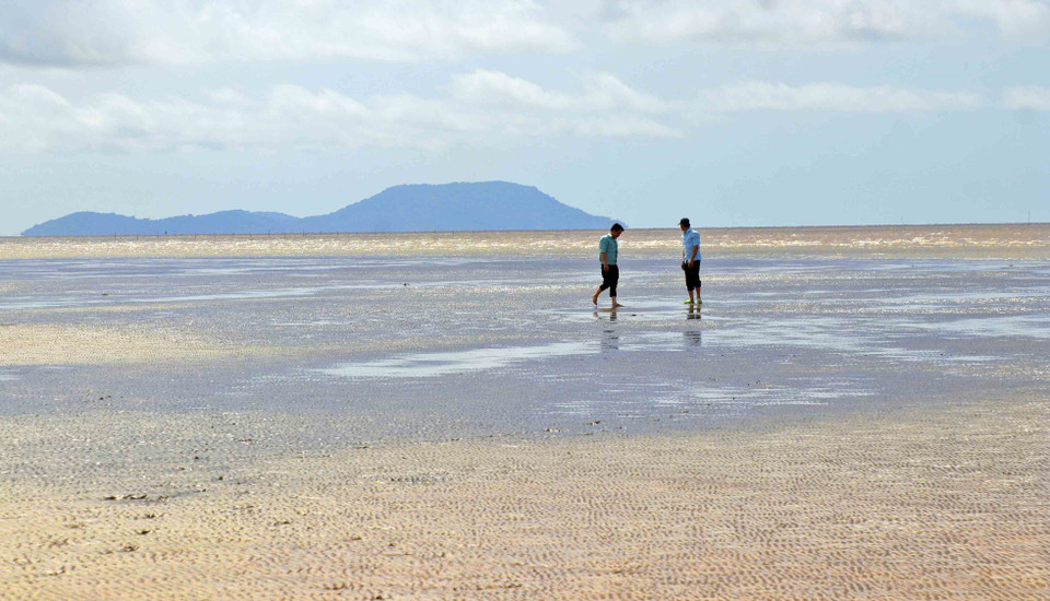 Từ vị trí cồn cát, du khách có thể ngắm nhìn vẻ đẹp của đảo Hòn Khoai. (Ảnh: Huỳnh Anh/TTXVN)