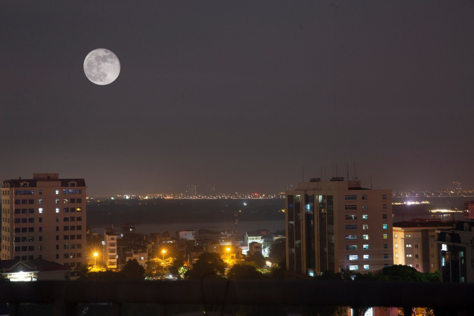Siêu Trăng cuối cùng của năm 2023 trên bầu trời Hà Nội. (Ảnh: Phạm Tuấn Anh/TTXVN)