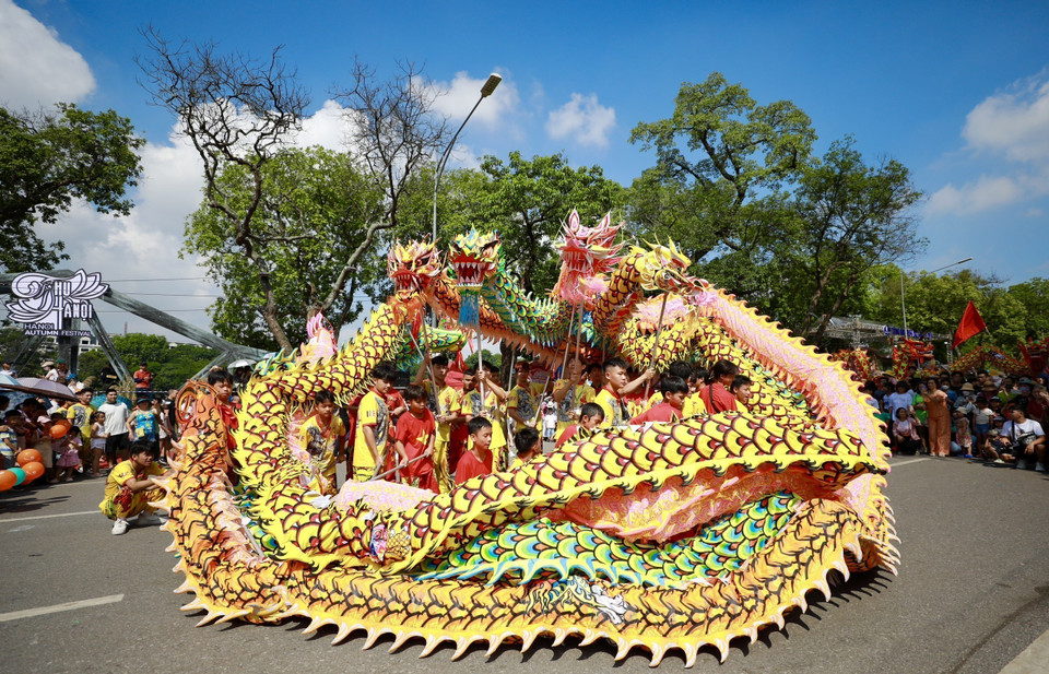 Màn múa rồng đặc sắc tại chương trình. (Ảnh: Nhật Anh/TTXVN)