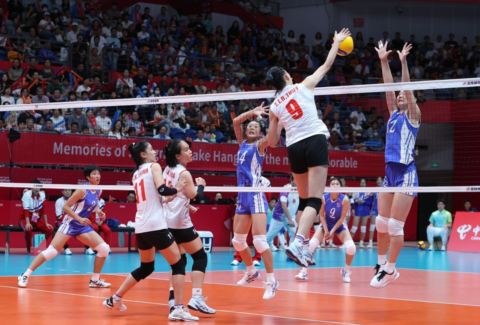 Một pha tấn công trên lưới của Đội tuyển Nữ Việt Nam. (Ảnh: Hoàng Linh/TTXVN)