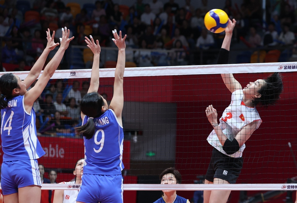 Chiều 4/10, tại nhà thi đấu trường Hangzhou Normal University Cangqian Gymnasium, trong khuôn khổ bảng E, vòng bảng thứ 2 môn bóng chuyền nữ ASIAD 2023, Đội tuyển Bóng chuyền Nữ Việt Nam đã giành chiến thắng 3-1 trước Đội tuyển Triều Tiên. (Ảnh: Hoàng Linh/TTXVN)