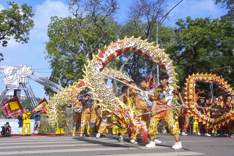 Tiết mục múa rồng của huyện Thanh Oai, Hà Nội. (Ảnh: Tuấn Đức/TTXVN)