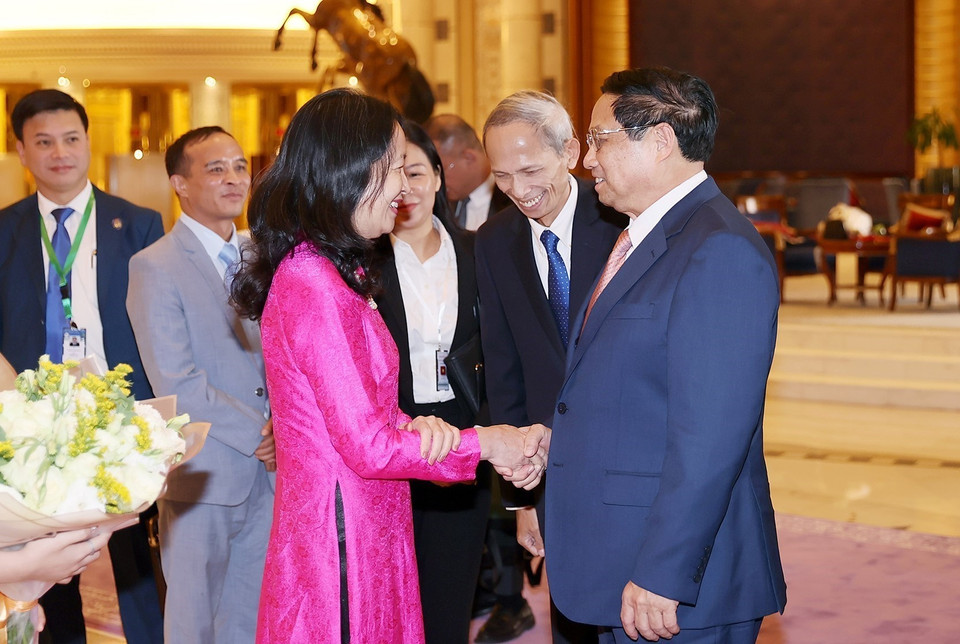 Cán bộ, nhân viên Đại sứ quán và Kiều bào tại Saudi Arabia đón Thủ tướng Phạm Minh Chính. (Ảnh: Dương Giang/TTXVN)