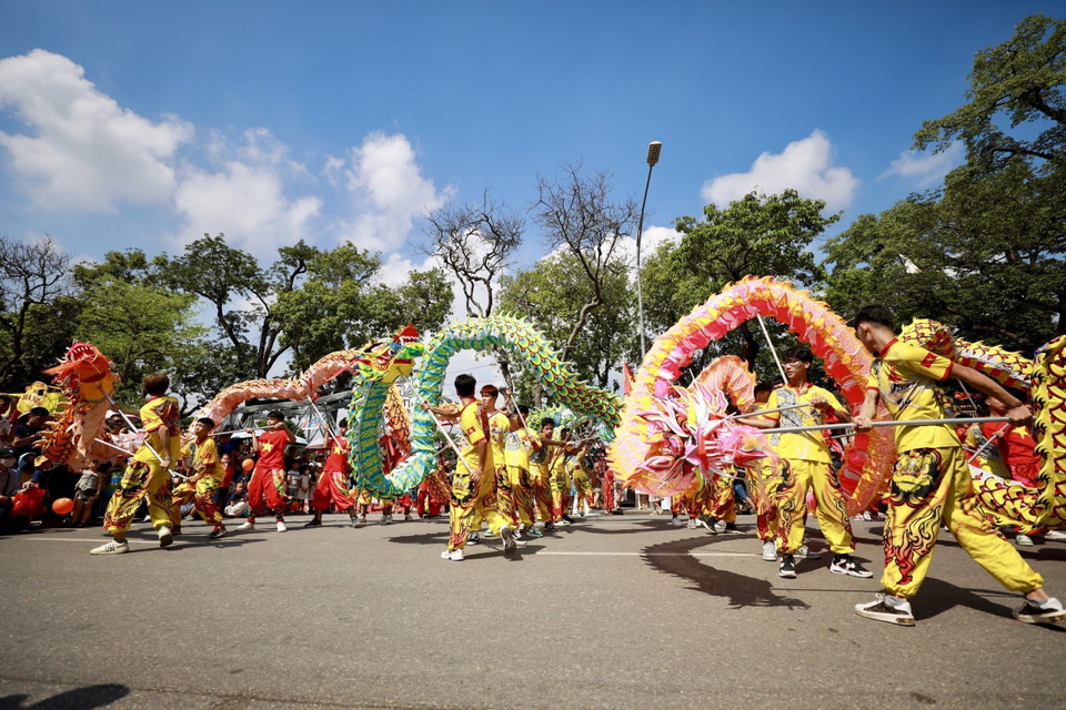 Màn múa rồng đặc sắc tại chương trình. (Ảnh: Nhật Anh/TTXVN)