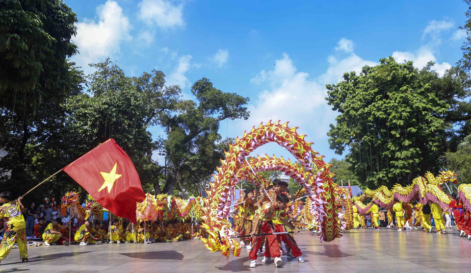 Tiết mục múa rồng của huyện Thanh Oai, Hà Nội. (Ảnh: Tuấn Đức/TTXVN)