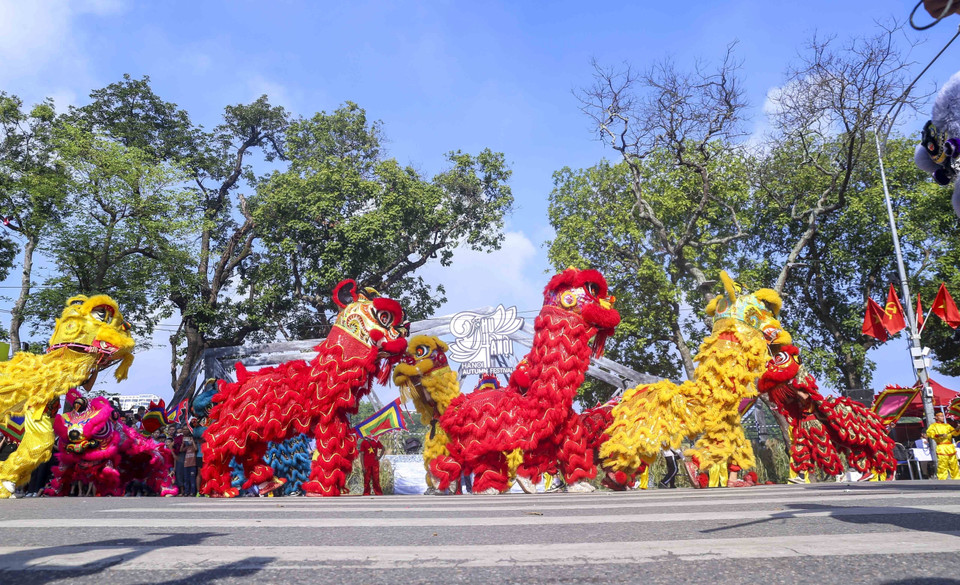 Tiết mục múa lân của huyện Thanh Oai, Hà Nội. (Ảnh: Tuấn Đức/TTXVN)