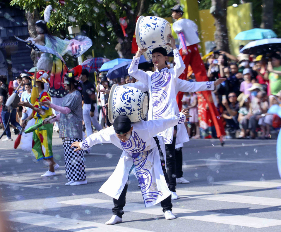 Đoàn diễu hành Nghệ thuật đường phố. (Ảnh: Tuấn Đức/TTXVN)