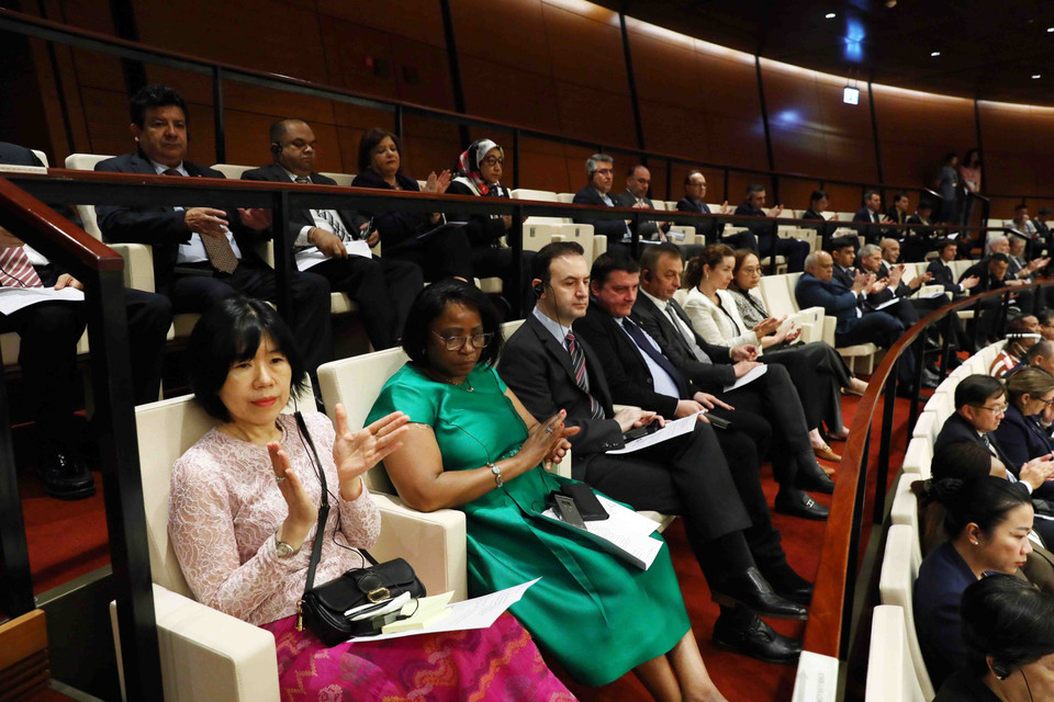 Đại diện các cơ quan ngoại giao, tổ chức quốc tế tại Hà Nội tham dự phiên khai mạc. (Ảnh: Phạm Kiên/TTXVN)