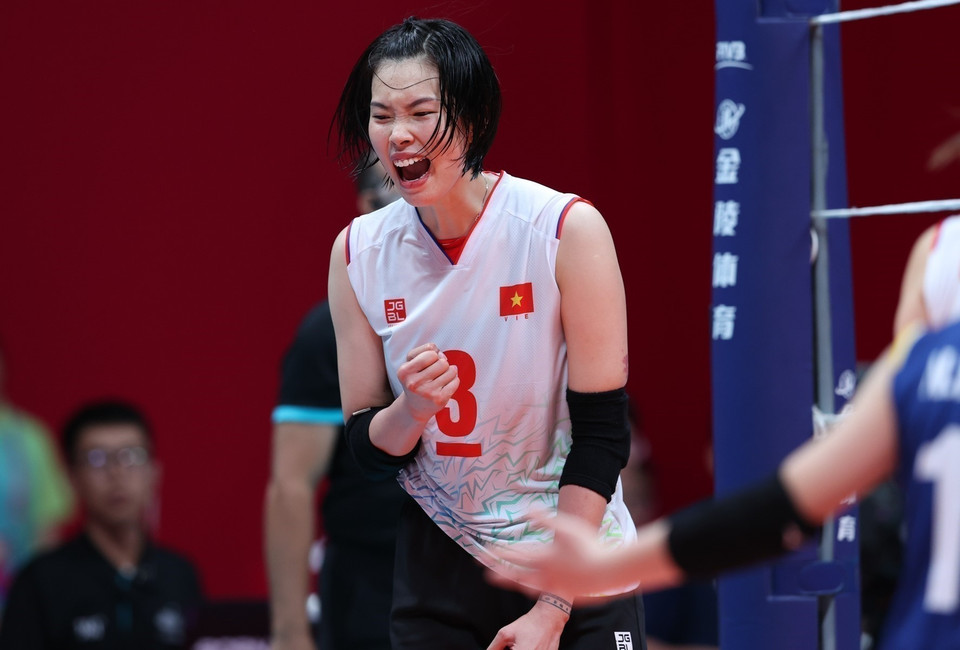 Với chiến thắng trước Triều Tiên cùng việc Trung Quốc đánh bại Hàn Quốc, Đội tuyển Bóng chuyền Nữ Việt Nam chính thức giành tấm vé lịch sử vào bán kết ASIAD 19. (Ảnh: Hoàng Linh/TTXVN)