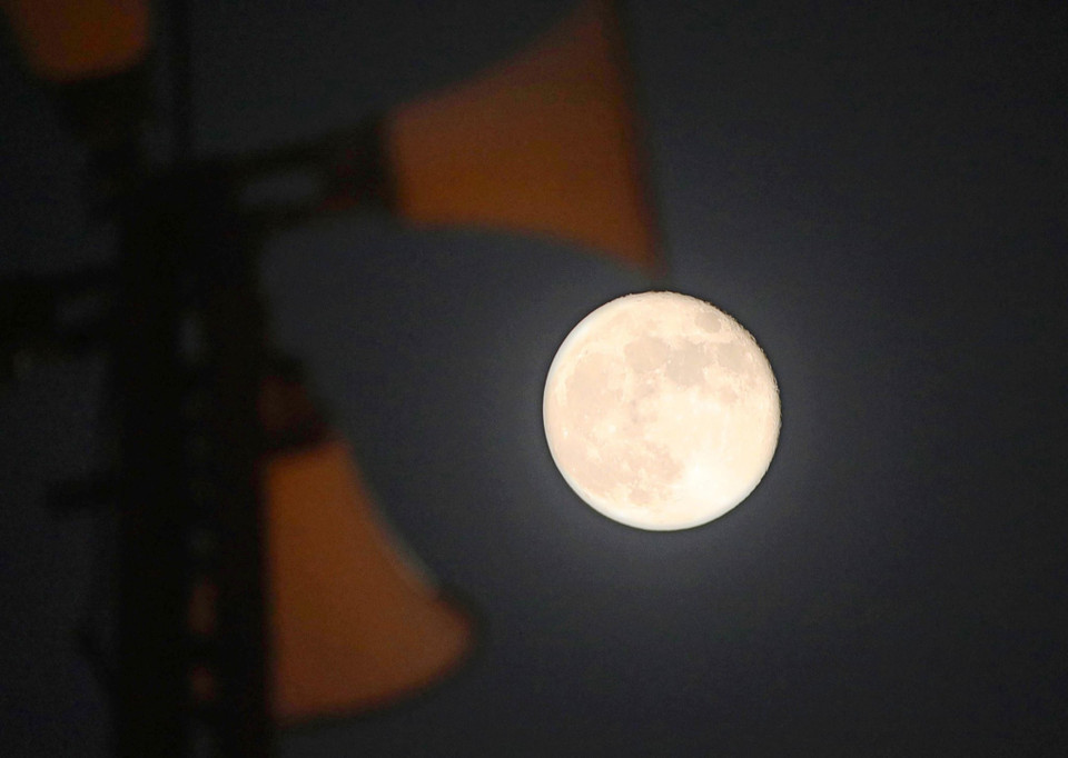 Hình ảnh Siêu Trăng lúc 24h ngày 30/9 tại Đan Phượng, Hà Nội. (Ảnh: Văn Điệp/TTXVN)