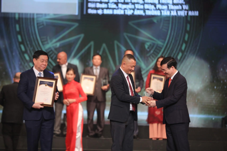 Thường trực Ban Bí thư Võ Văn Thưởng và Trưởng ban Tuyên giáo Trung ương Nguyễn Trọng Nghĩa trao giải Nhất cho nhóm tác giả thuộc Ban Biên tập Ảnh (TTXVN). (Ảnh: Minh Quyết/TTXVN)