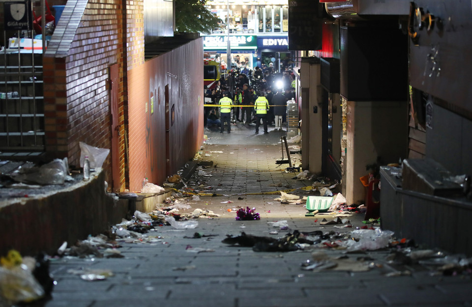 Ít nhất 156 người, chủ yếu ở độ tuổi 20, đã thiệt mạng và 187 người bị thương trong thảm kịch giẫm đạp xảy ra đêm 29/10/2022 khi đám đông lên tới khoảng 100.000 người đổ về tụ tập tại khu giải trí ban đêm nổi tiếng Itaewon ở thủ đô Seoul của Hàn Quốc trong dịp lễ hội Halloween. Trong ảnh: Hiện trường vụ giẫm đạp tại Itaewon, Seoul, Hàn Quốc, ngày 30/10/2022. (Ảnh: THX/TTXVN)