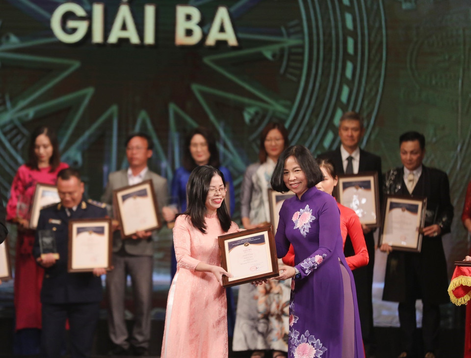 Tổng giám đốc TTXVN Vũ Việt Trang trao giải Ba cho các tác giả, nhóm tác giả đoạt giải. (Ảnh: Minh Quyết/TTXVN)