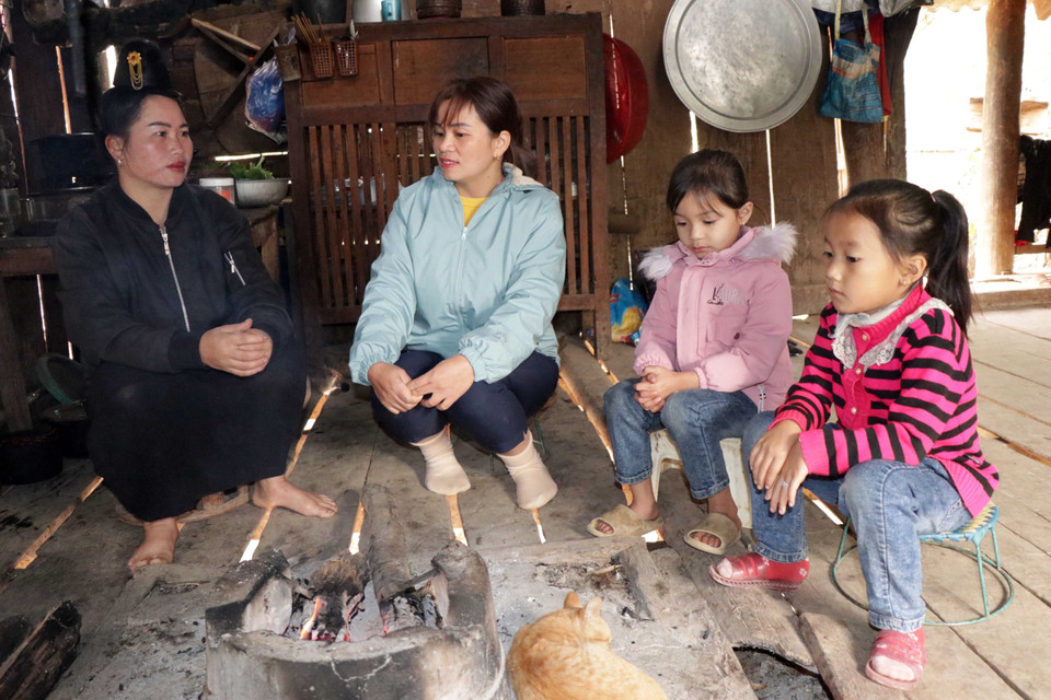 Cô giáo Hà Thị Thâm, Trường mầm non Hoa Phong Lan, xã Mường Lạn, đến tận nhà vận động phụ huynh cho con em đi học. (Ảnh: Hữu Quyết/TTXVN)