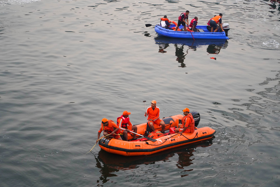 Ngày 30/10/2022, dây cáp của cầu treo qua sông Machchu thuộc thị trấn Morbi, bang Gujarat, miền Tây Ấn Độ, bị đứt khi gần 500 người, trong đó có phụ nữ và trẻ em, đang có mặt ở khu vực cầu để hành lễ trong dịp Lễ hội tôn giáo Diwali, khiến một phần cấu trúc cầu gãy, làm nhiều người rơi xuống sông Machchu bên dưới. Ít nhất 137 người đã thiệt mạng trong vụ việc. Trong ảnh: Nhân viên cứu hộ tìm kiếm người mất tích trong vụ sập cầu. (Ảnh: THX/TTXVN)