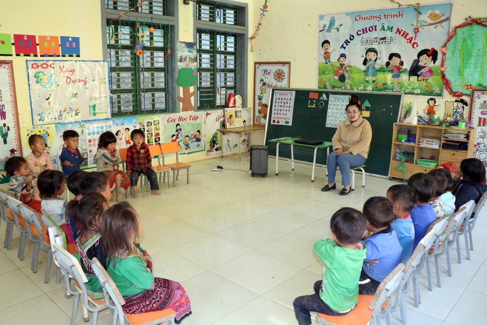 Giờ lên lớp của cô giáo Lường Thị Hồng và các học sinh tại điểm trường Nong Phụ (Trường mầm non Hoa Phong Lan, huyện Sốp Cộp). (Ảnh: Hữu Quyết/TTXVN)
