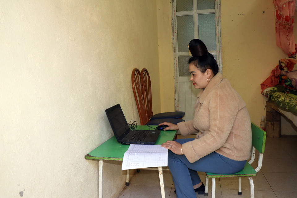 Vào những ngày mưa, cô giáo Lường Thị Hồng điểm trường Nong Phụ (Trường mầm non Hoa Phong Lan, huyện Sốp Cộp) phải ở lại trường. (Ảnh: Hữu Quyết/TTXVN)