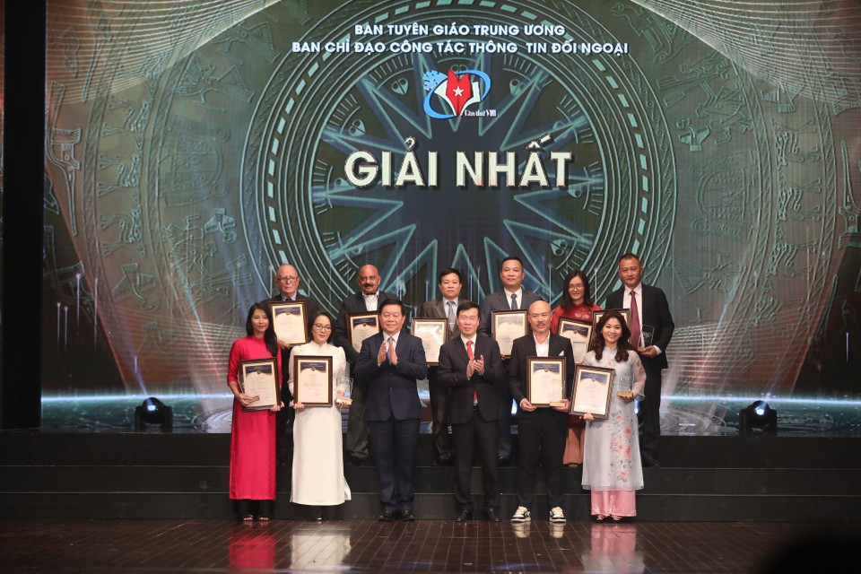 Thường trực Ban Bí thư Võ Văn Thưởng và Trưởng ban Tuyên giáo Trung ương Nguyễn Trọng Nghĩa trao giải Nhất cho tác giả, nhóm tác giả đoạt giải. (Ảnh: Minh Quyết/TTXVN)