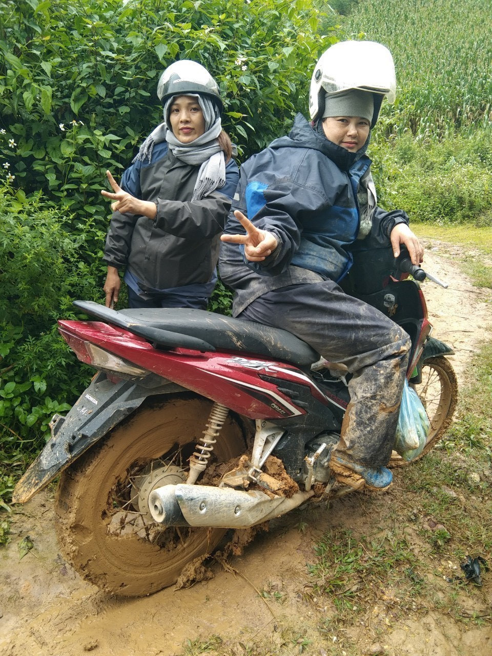 Để đến được điểm trường Nong Phụ (Trường mầm non Hoa Phong Lan), các cô giáo phải vượt qua nhiều đèo dốc, bùn đất trơn trượt. (Ảnh: Hữu Quyết/TTXVN)