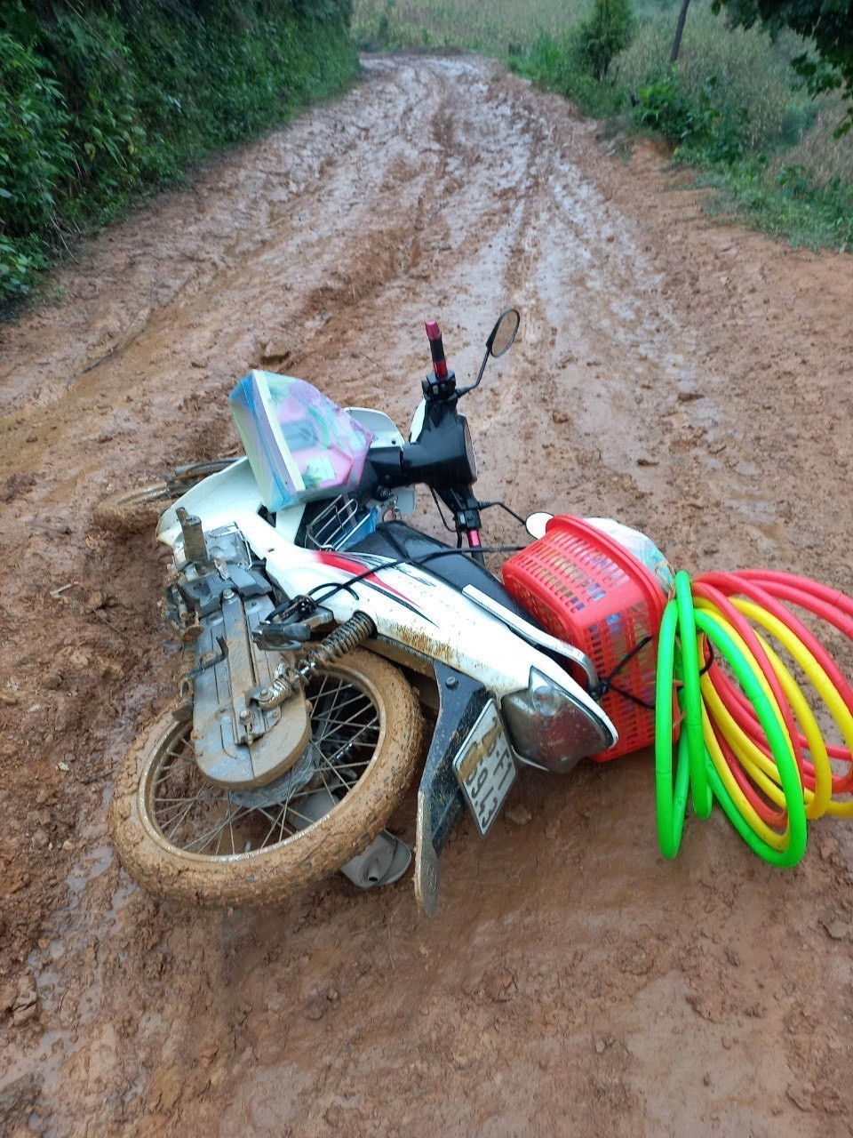 Đường đến điểm trường Nong Phụ (Trường mầm non Hoa Phong Lan) quanh co, nhiều đèo dốc, trơn trượt. (Ảnh: Hữu Quyết/TTXVN)