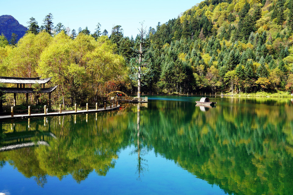 Mùa Thu đang nhẹ nhàng vẽ bức tranh quyến rũ, thơ mộng với gam màu đỏ vàng chủ đạo cho cảnh sắc thiên nhiên nhiều quốc gia trên thế giới. Trong ảnh: Cảnh mùa Thu tại tỉnh Cam Túc. Trung Quốc, ngày 28/10/2022. (Ảnh: THX/TTXVN)