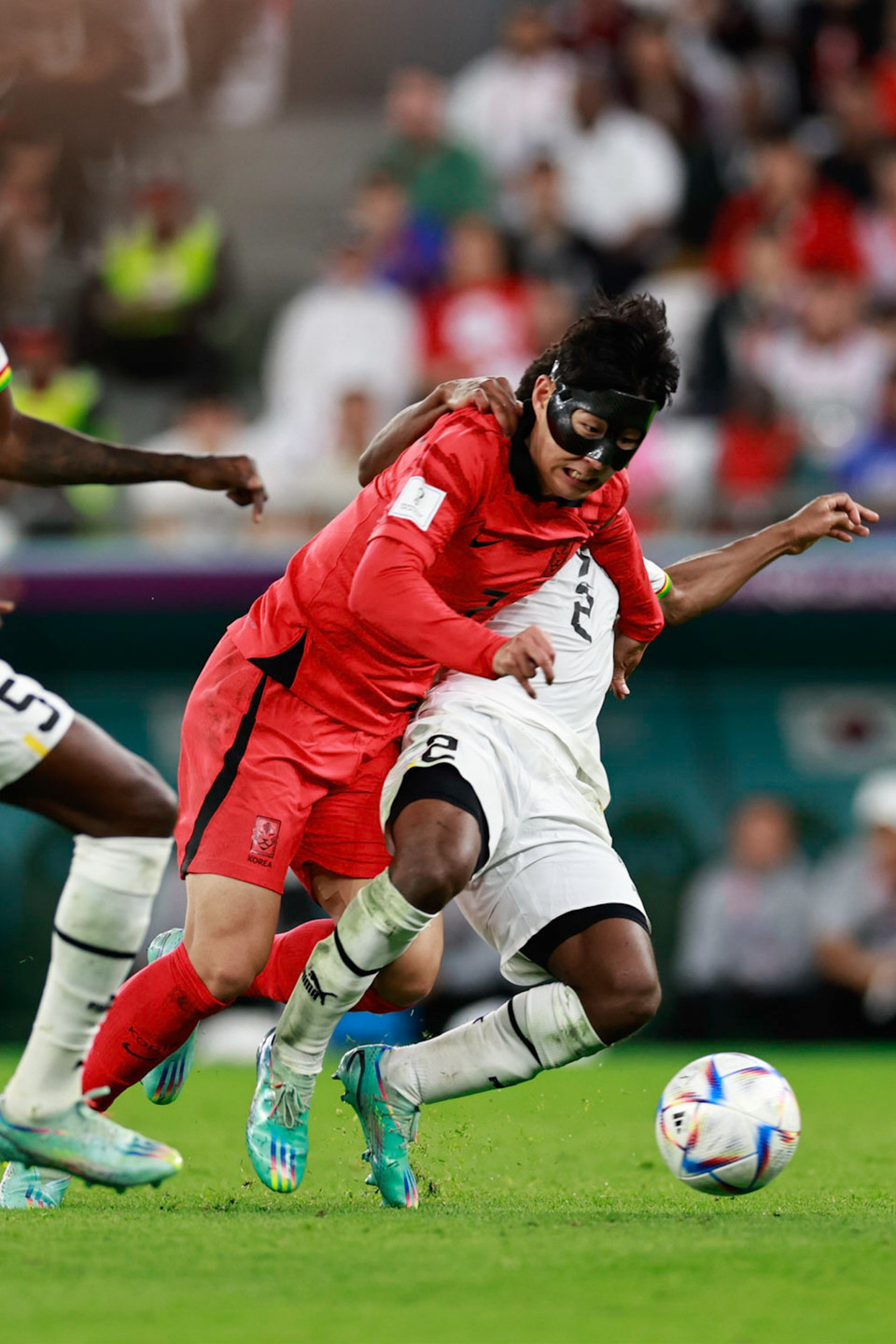 Thất bại này khiến đội tuyển Hàn Quốc đối mặt với nguy cơ bị loại khỏi giải đấu ngay từ vòng bảng. Họ vẫn chỉ có trong tay 1 điểm và sẽ phải chạm trán Bồ Đào Nha ở lượt cuối. (Ảnh: Hải An/Vietnam+)