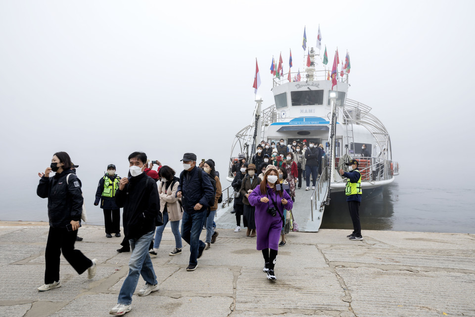 Những du khách đầu tiên đến đảo Nami trong sương sớm. (Ảnh: Anh Nguyên/TTXVN)