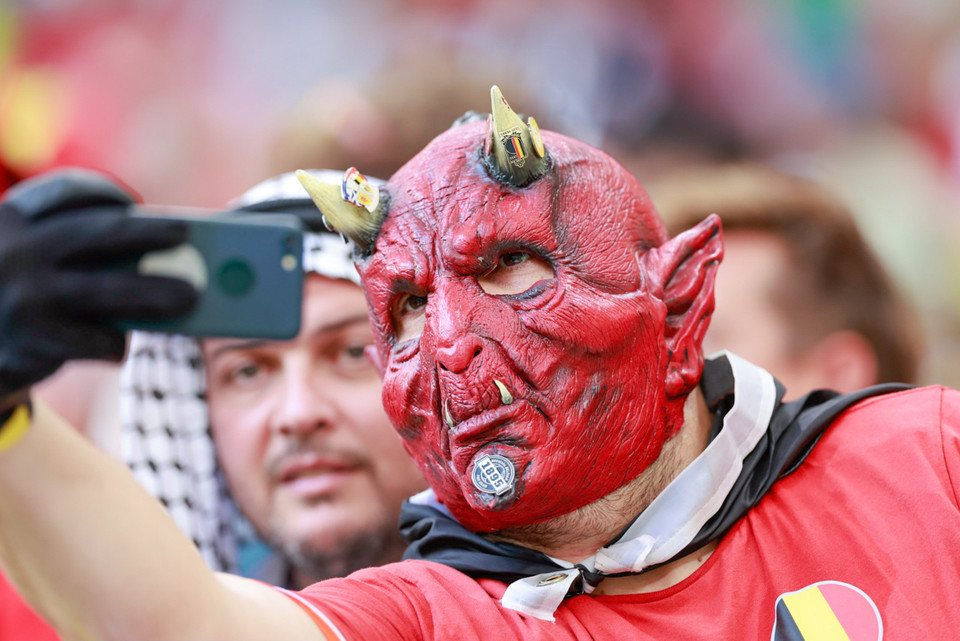 Dù buồn vì thất bại của đội nhà, cổ động viên Bỉ vẫn không quên chụp ảnh lưu niệm, đánh dấu một mùa World Cup đặc biệt. (Ảnh: Hải An/Vietnam+)