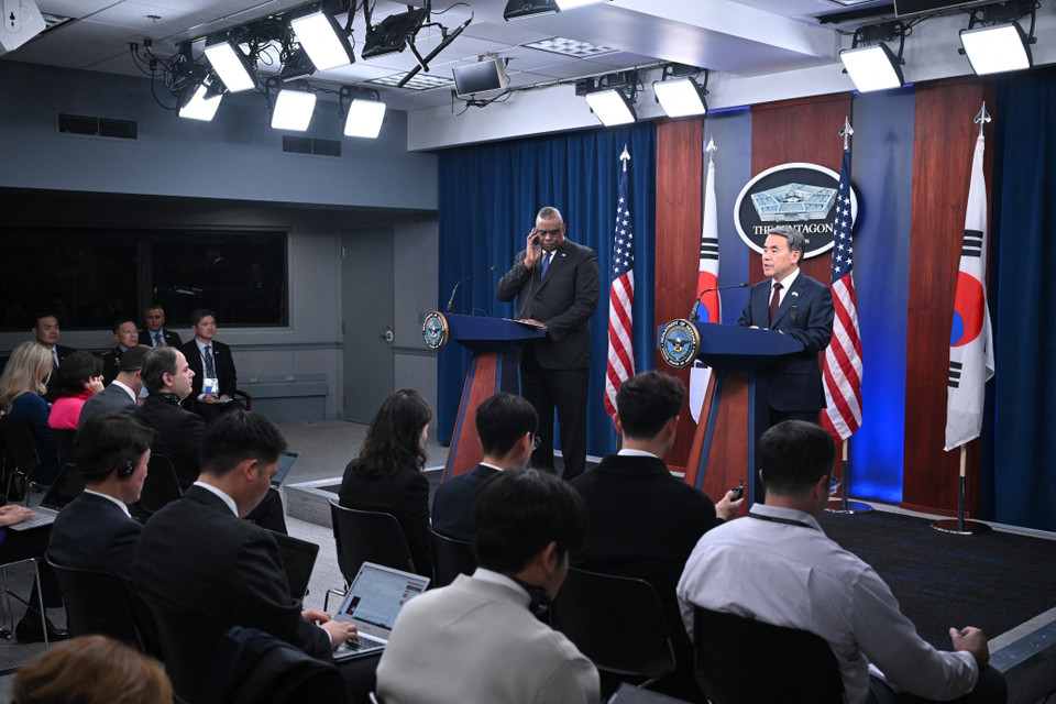 Ngày 3/11/2022, Bộ trưởng Quốc phòng Mỹ Lloyd Austin (trái) và người đồng cấp Hàn Quốc Lee Jong-sup (phải) tiến hành hội đàm tại Lầu Năm Góc, trong đó hai bên bày tỏ quan ngại về nỗ lực phát triển hạt nhân và tên lửa của Triều Tiên. Tuyên bố chung được đưa ra sau cuộc gặp nêu rõ hai Bộ trưởng bày tỏ quan ngại về các hoạt động vi phạm của Triều Tiên đối với các nghị quyết của Hội đồng Bảo an Liên hợp quốc, gồm các vụ phóng thử tên lửa đạn đạo, nhiều vụ phóng tên lửa phóng loạt và nã pháo bờ biển. (Ảnh: AFP/TTXVN)