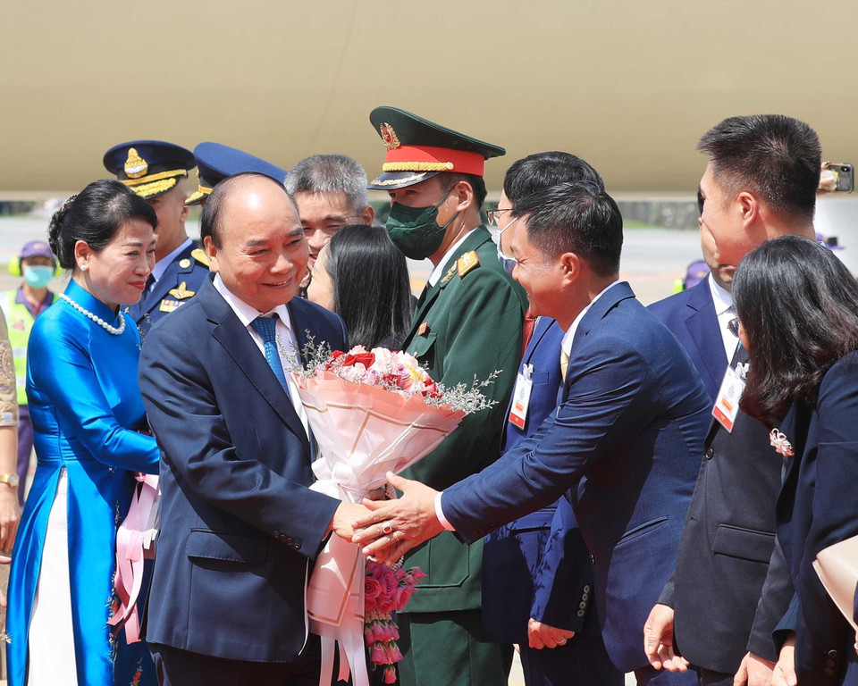 Đông đảo cán bộ, nhân viên Đại sứ quán và cộng đồng người Việt Nam tại Thái Lan đón Chủ tịch nước Nguyễn Xuân Phúc và Phu nhân tại Sân bay Không quân Hoàng gia Thái Lan. (Ảnh: Thống Nhất/TTXVN)