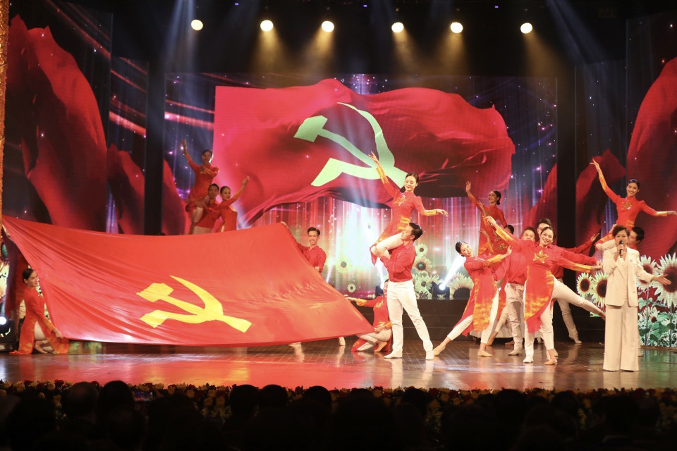 Tiết mục văn nghệ chào mừng tại Lễ trao giải. (Ảnh: Minh Quyết/TTXVN)