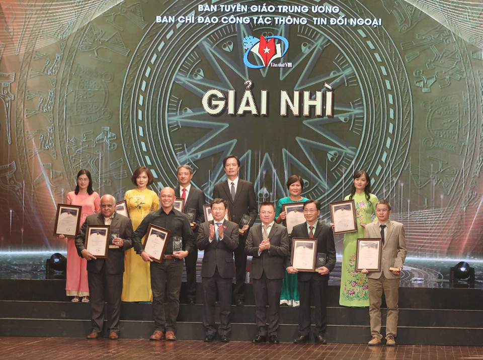 Các tác giả, nhóm tác giả đoạt giải Nhì tại Lễ trao giải. (Ảnh: Phương Hoa/TTXVN)