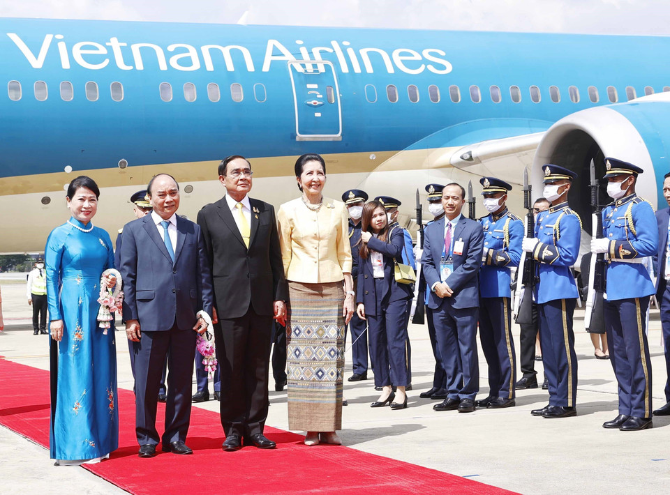 Thủ tướng Thái Lan Prayut Chan-o-cha và Phu nhân đón Chủ tịch nước Nguyễn Xuân Phúc và Phu nhân tại Sân bay Không quân Hoàng gia Thái Lan. (Ảnh: Thống Nhất/TTXVN)