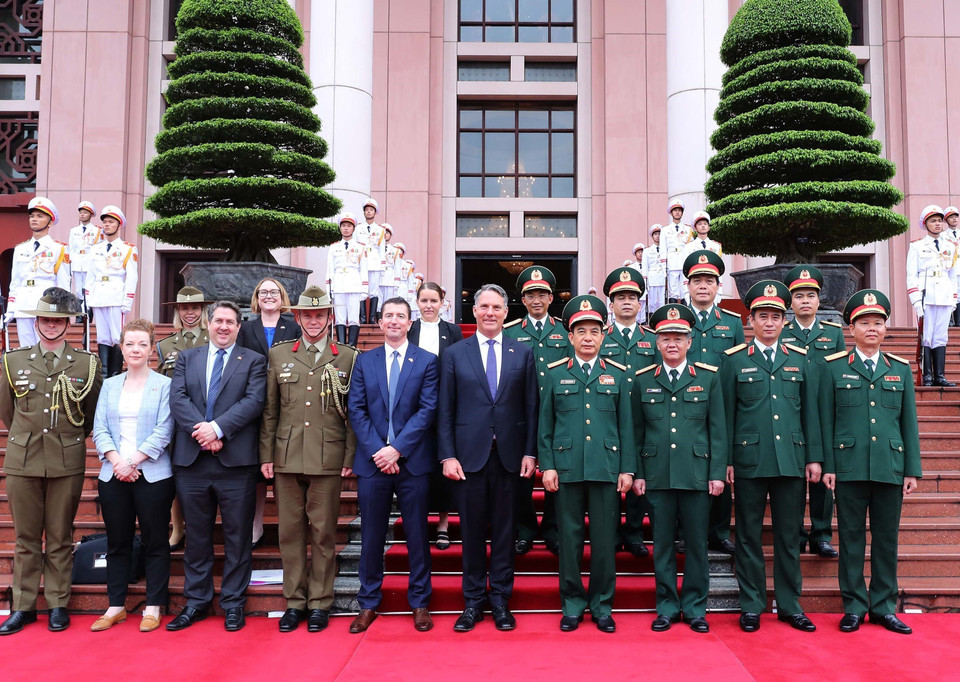 Bộ trưởng Quốc phòng Phan Văn Giang và Phó Thủ tướng, Bộ trưởng Quốc phòng Australia Richard Males với đại biểu hai nước. (Ảnh: Trọng Đức/TTXVN)